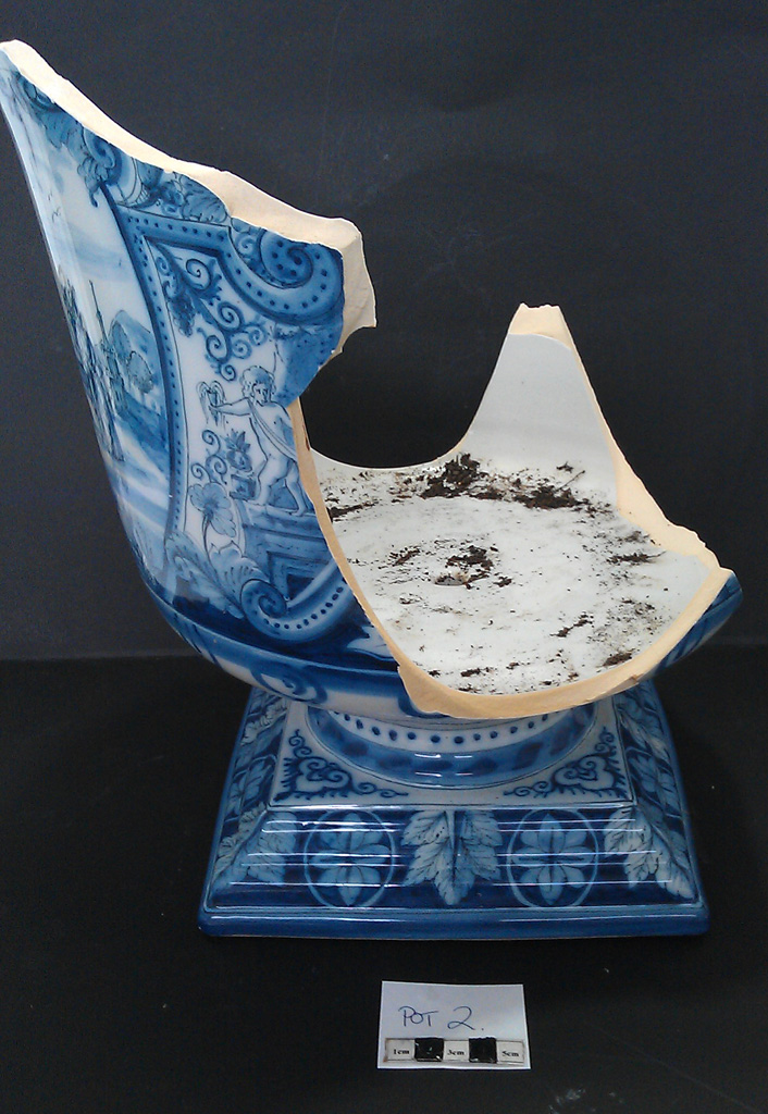 Delft Urn B – damage front view